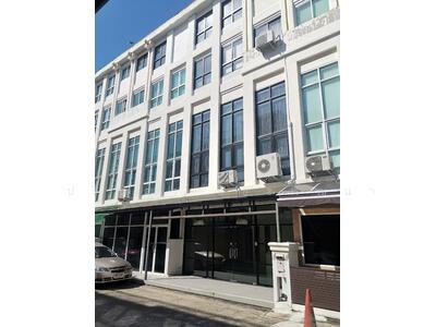 ขาย - อาคารพาณิชย์ 4 ชั้นครึ่ง 2 คูหา ติดถนน เลียบด่วนรามอินทรา ติดสถานีรถไฟฟ้าสีเหลือง สถานีลาดพร้าว71, กรุงเทพ