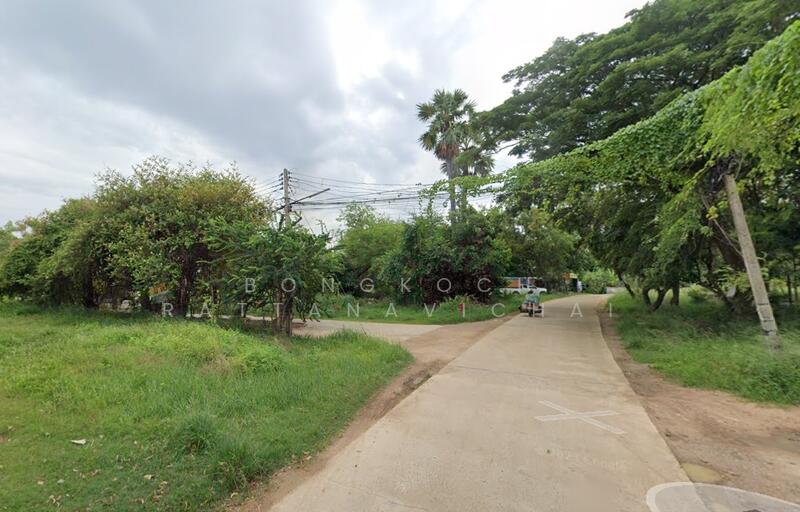 เจอแยกนี้ให้เลี้ยวซ้าย ตรงข้ามซอยนี้จะเป็นบึง