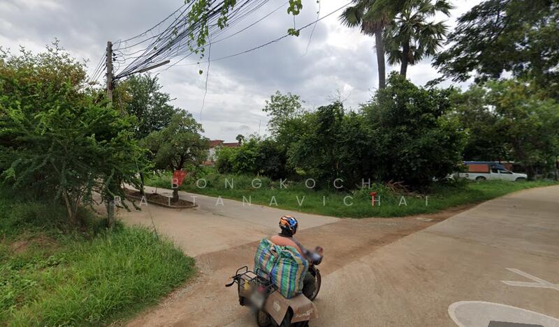 ทางเข้าหมู่บ้านที่ตั้งที่ดิน