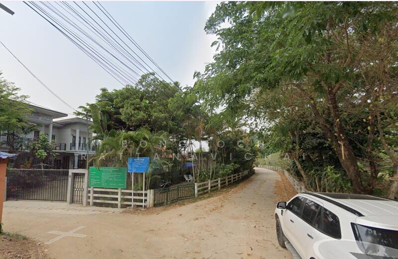 ตรงเข้าไปตามซอยเข้าไปประมาณ 1 นาที