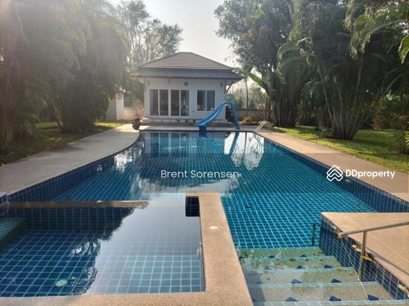 pool, jacuzzi and guest house