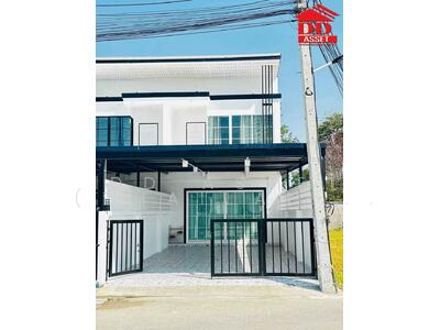 ขาย - ขายทาวน์โฮม 2 ชั้น หมู่บ้านรัตนากร 18 ชลบุรี ห่างถนนสุขุมวิทเพียง 500 เมตร, ชลบุรี