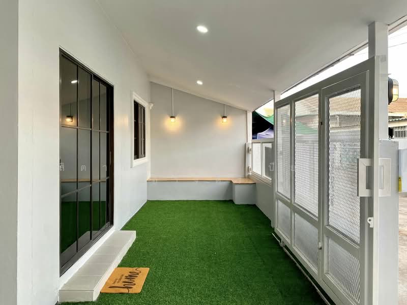 ็House for sale. Near The Chill Mall Chokchai Village 2, Chon Buri (Pattaya), Nong Pru, Bang Lamung (Pattaya), Chon Buri (Pattaya), 2 Bedrooms, 110 sqm, Townhouse For Sale, by สิตานัน (คุณเปียว) อาจศิริ, 11669138 - DDproperty.com