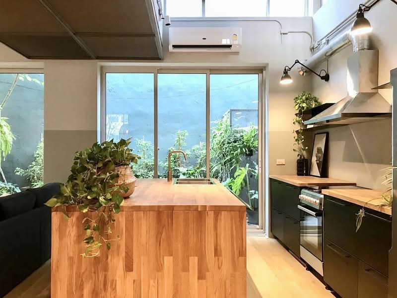 ขายบ้านสวย ใกล้ทองหล่อ 3 ชั้น ครึ่ง สุขุมวิท 49 ซอยพร้อมพรรค ที่ดิน 24.4 sq.wa. 3 นอน 3 น้ำ, กรุงเทพ, คลองตันเหนือ, วัฒนา, กรุงเทพ, 250 ตร.ม., ทาวน์เฮ้าส์ ขาย, โดย คุณ ณิชาภา, 11670444 - DDproperty.com