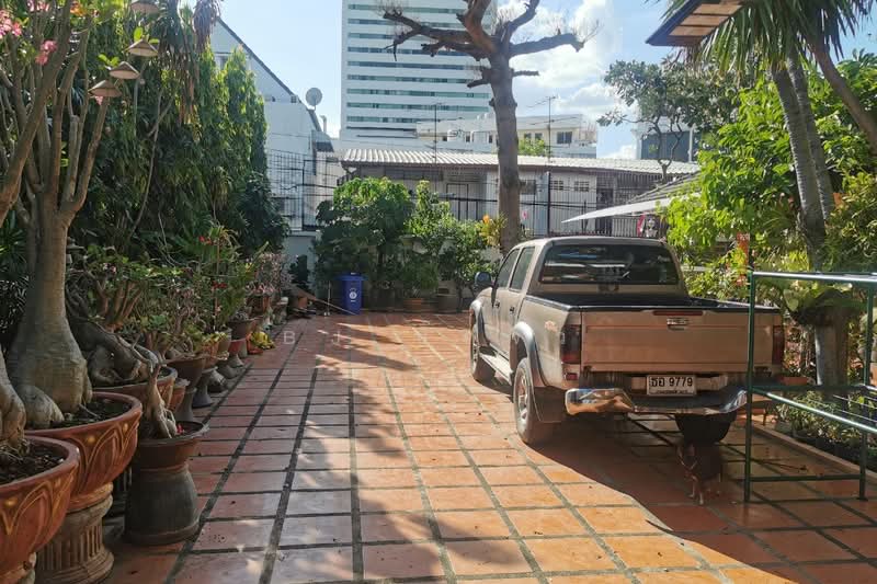 บ้านสวย 2 หลัง บนที่ดิน 2 แปลงติดกัน พร้อมอยู่ ใจกลางเมือง ใกล้สถานีกลางบางซื่อ, Bangkok, Bang Sue, Bang Sue, Bangkok, 4 Bedrooms, 240 sqm, Single Detached House For Sale, by BJ บิ๊กจิ๋ว, 11670515 - DDproperty.com