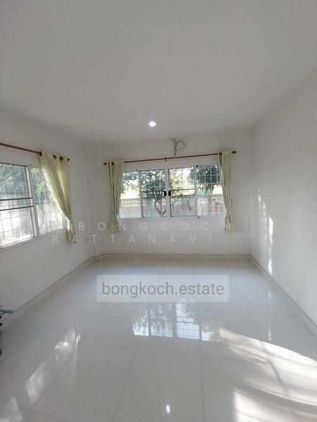 ห้องนอนชั้นล่าง