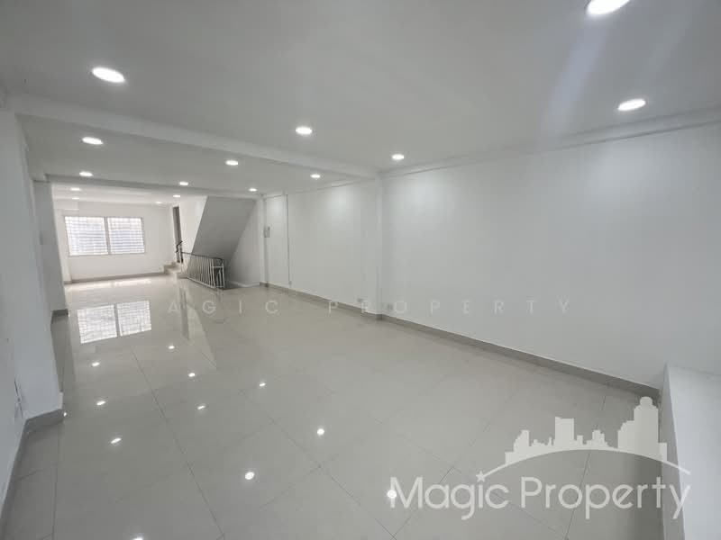 อาคารพาณิชย์ 5 ชั้น บนถนนเพชรบุรี, Bangkok, Bang Kapi, Huai Khwang, Bangkok, , 280 sqm, Shophouse For Rent, by Magic Property, 11681771 - DDproperty.com