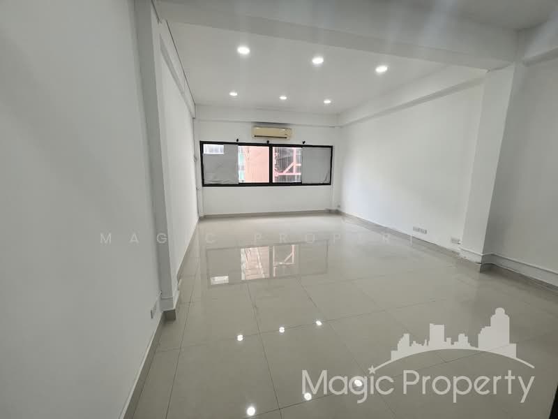 อาคารพาณิชย์ 5 ชั้น บนถนนเพชรบุรี, Bangkok, Bang Kapi, Huai Khwang, Bangkok, , 280 sqm, Shophouse For Rent, by Magic Property, 11681771 - DDproperty.com