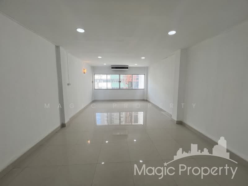 อาคารพาณิชย์ 5 ชั้น บนถนนเพชรบุรี, Bangkok, Bang Kapi, Huai Khwang, Bangkok, , 280 sqm, Shophouse For Rent, by Magic Property, 11681771 - DDproperty.com