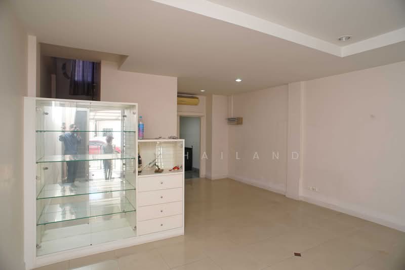 Baan Klang Muang The Royal Monaco Srinakarin-Pattanakarn, Bangkok, Rama 9 Road, Soi 43, Suan Luang, Bangkok, 3 Bedrooms, 180 sqm, Townhouse For Sale, by ERA Thailand, 11683840 - DDproperty.com