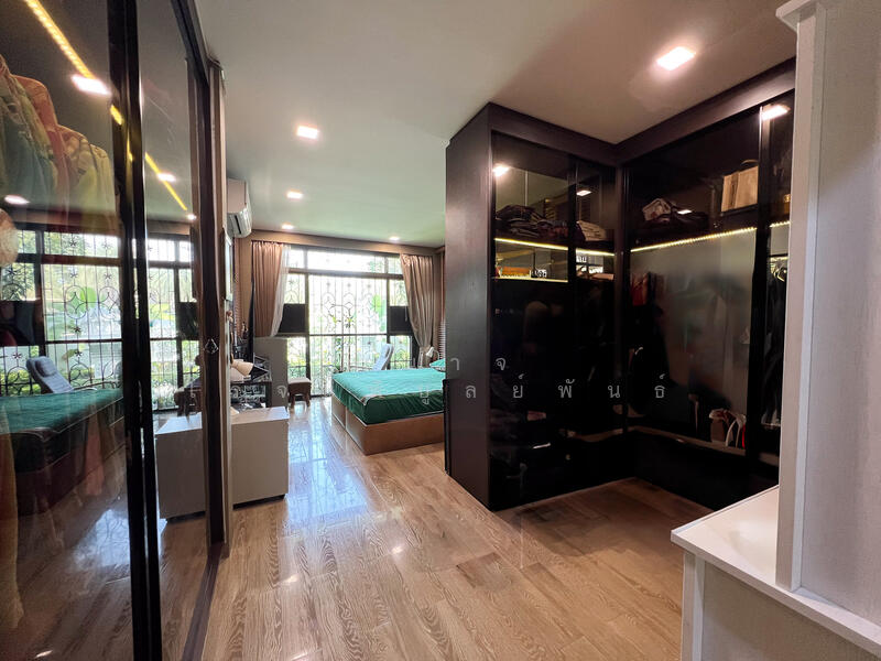 Walk-in Closet ห้องนอนใหญ่ชั้นล่าง