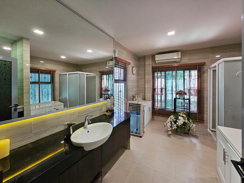 ห้องน้ำ ห้องนอนใหญ่ชั้นล่าง