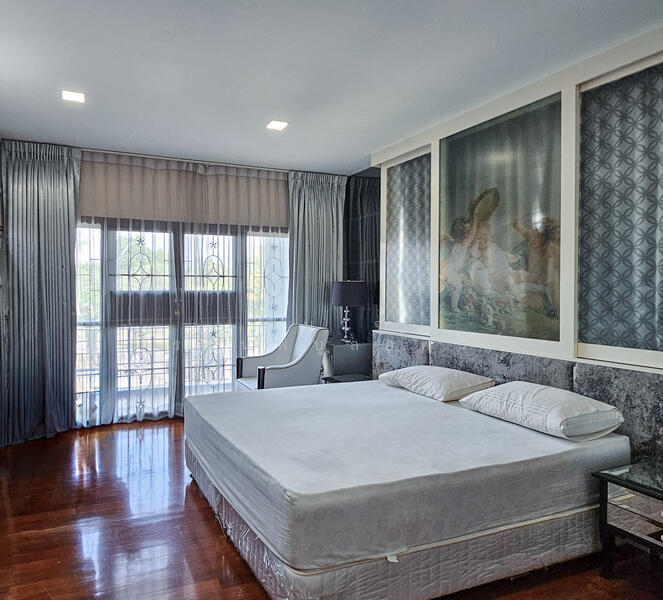 ห้องนอนใหญ่ชั้น 2 พร้อม Walk-in Closet