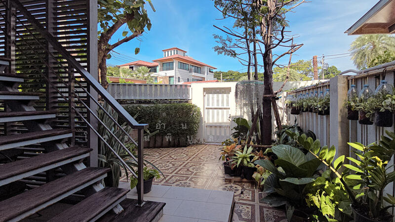 บริเวณด้านล่างอาคาร