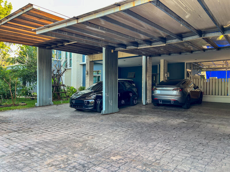 ในบ้านจอดรถได้ 6 คัน 