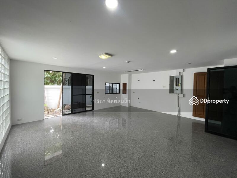 For Rent - Townhouse new renovated in Ploen Chit, Bangkok
