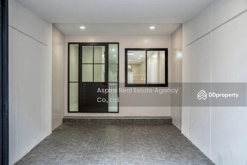 ขาย - ทาวน์โฮม 4 ชั้น 3 ห้องนอน ตกแต่งใหม่, กรุงเทพ