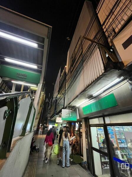 For Sale - ตึกแถว อาคารพาณิชย์ 2 ชั้นครึ่ง มินิมอล ทำทอง ริมถนน ติด BTS ทองหล่อ, Bangkok