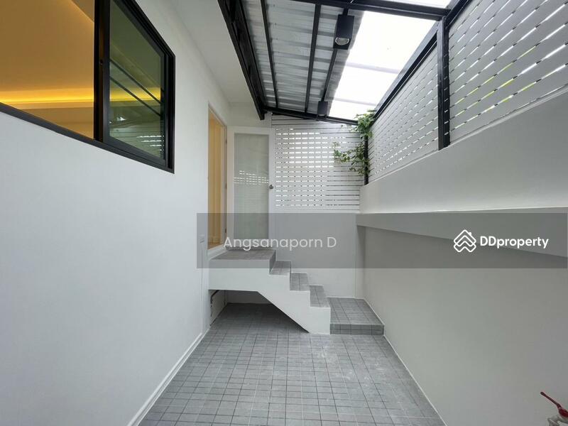 For Sale - ทาวน์โฮม 3 ชั้น เล่นระดับ ตกแต่งใหม่พร้อมอยู่ ใกล้สถานีรถไฟฟ้า สามัคคี, Nonthaburi