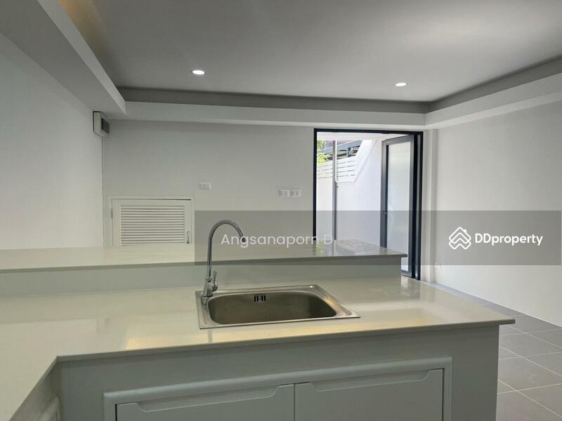 For Sale - ทาวน์โฮม 3 ชั้น เล่นระดับ ตกแต่งใหม่พร้อมอยู่ ใกล้สถานีรถไฟฟ้า สามัคคี, Nonthaburi