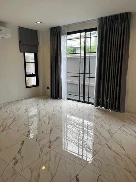 ไม่ทราบชื่อ, Bangkok, Huai Khwang, Huai Khwang, Bangkok, 5 Bedrooms, 300 sqm, Single Detached House For Rent, by Khun Aranya, 11713458 - DDproperty.com