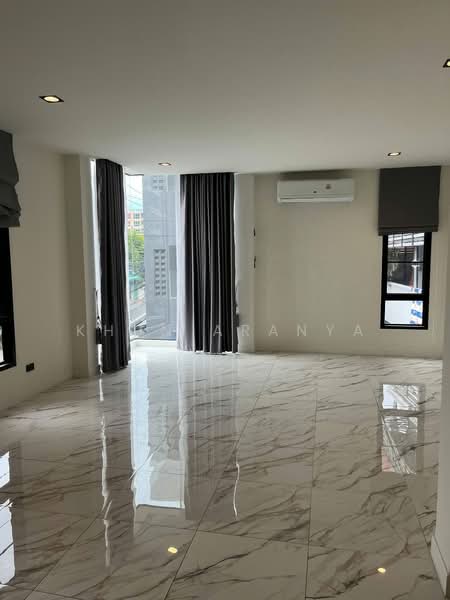 ไม่ทราบชื่อ, Bangkok, Huai Khwang, Huai Khwang, Bangkok, 5 Bedrooms, 300 sqm, Single Detached House For Rent, by Khun Aranya, 11713458 - DDproperty.com