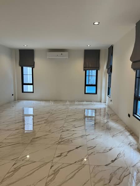 ไม่ทราบชื่อ, Bangkok, Huai Khwang, Huai Khwang, Bangkok, 5 Bedrooms, 300 sqm, Single Detached House For Rent, by Khun Aranya, 11713458 - DDproperty.com