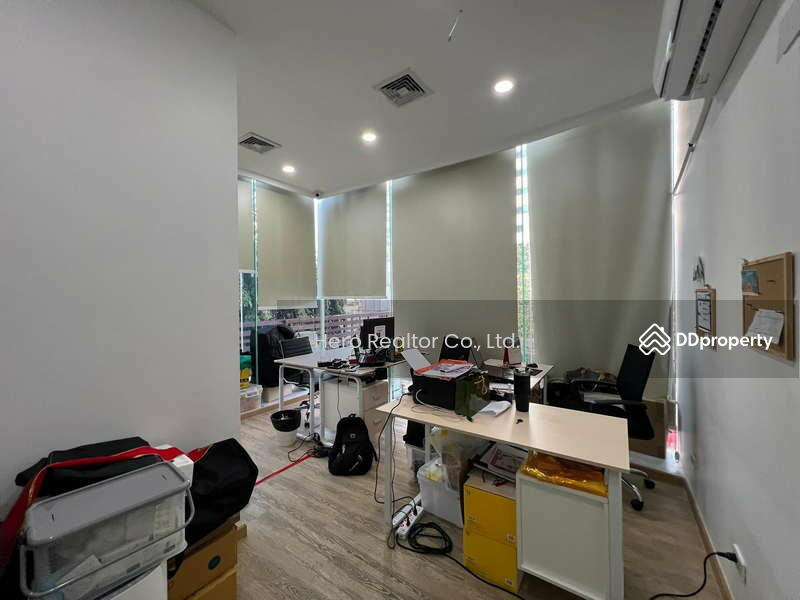 For Rent - For Rent Bangkok Retail Ratchadaphisek MRT Ratchadaphisek Huai Khwang BRE23363, Bangkok