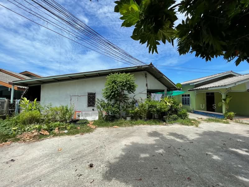 For Sale - Land for sale in Map Ta Phut with rental rooms, area 200 sq.w., in the city center, good location,, Rayong