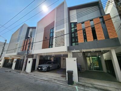 ขาย - บ้านแฝด สุขุมวิท ซอย วชิรธรรมสาธิต 42 3ห้องนอน4ห้องน้ำ 3จอดรถ Able วชิรธรรม, กรุงเทพ