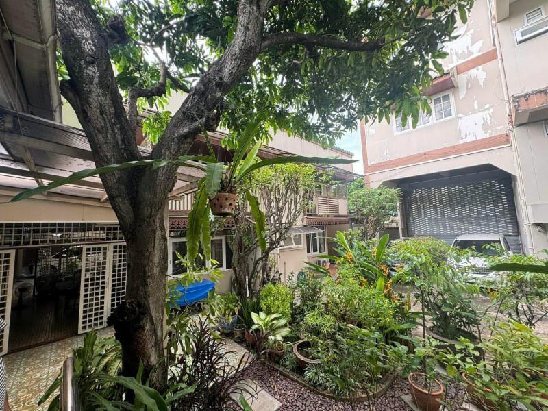 ขาย - ที่ดินจำนวน 225 ตารางวา พร้อมสิ่งปลูกสร้าง 3 รายการ ถนนเทศบาลสงเคราะห์ และถนนประชาชื่น, กรุงเทพ