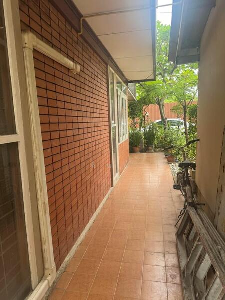 ขาย - ที่ดินจำนวน 225 ตารางวา พร้อมสิ่งปลูกสร้าง 3 รายการ ถนนเทศบาลสงเคราะห์ และถนนประชาชื่น, กรุงเทพ