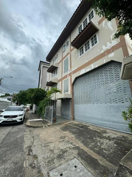 ขาย - ที่ดินจำนวน 225 ตารางวา พร้อมสิ่งปลูกสร้าง 3 รายการ ถนนเทศบาลสงเคราะห์ และถนนประชาชื่น, กรุงเทพ