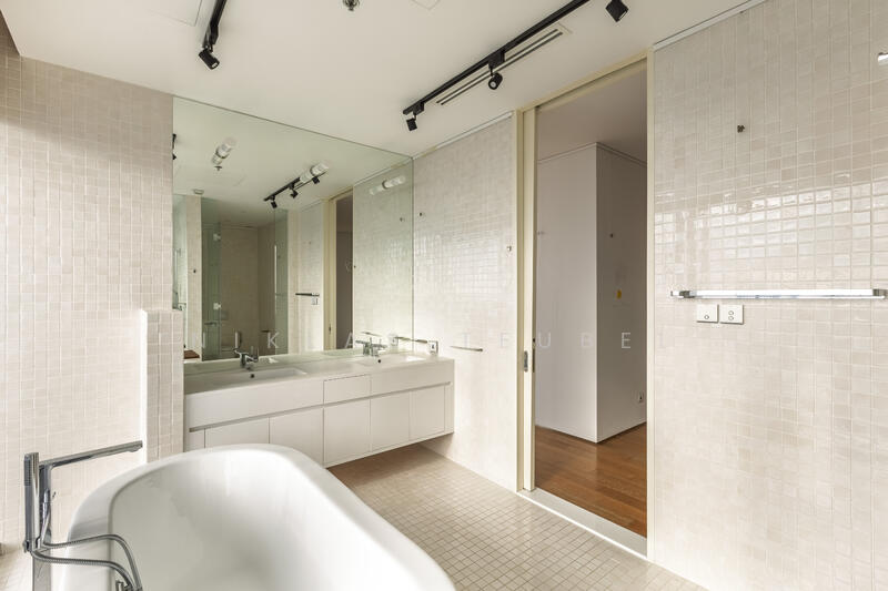 Master bathroom: 15 sqm