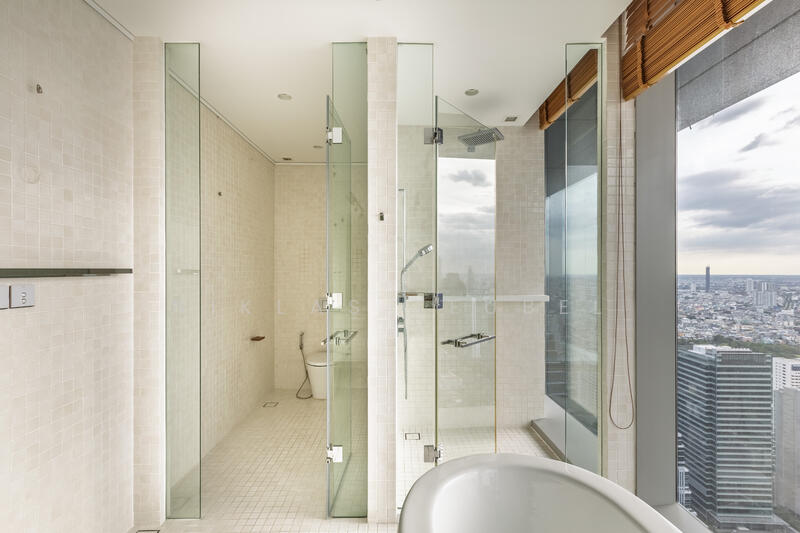 Master bathroom: 15 sqm