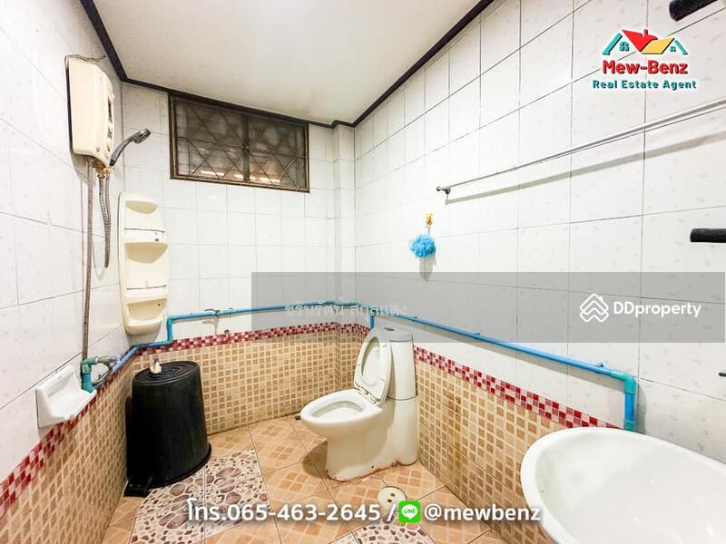 For Sale - ทาวเฮาส์ 2 ชั้น ติดถถนใหญ่ 2 ห้องนอน 2 ห้องน้ำ 1 ครัว มีระเบียงด้านหน้า-หลัง, Prachin Buri