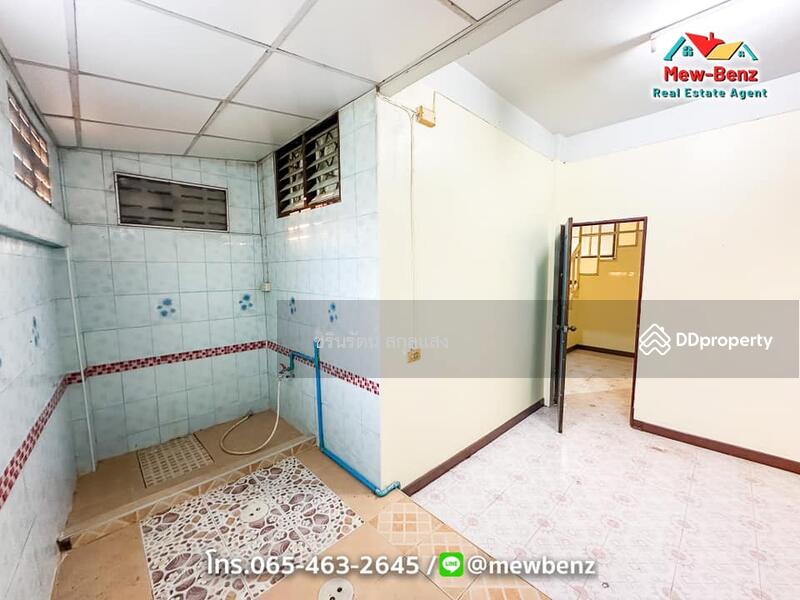 For Sale - ทาวเฮาส์ 2 ชั้น ติดถถนใหญ่ 2 ห้องนอน 2 ห้องน้ำ 1 ครัว มีระเบียงด้านหน้า-หลัง, Prachin Buri