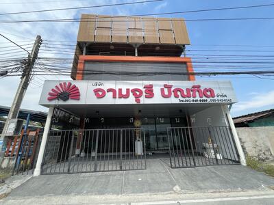 ขาย - ขายบ้านเดี่ยว ตกแต่งสไตล์ โมเดิร์น อยู่ตรงข้ามห้างเซ็นทรัล ชลบุรี เข้าซอยเพียง 30 เมตร ราคาถูกสุด, ชลบุรี