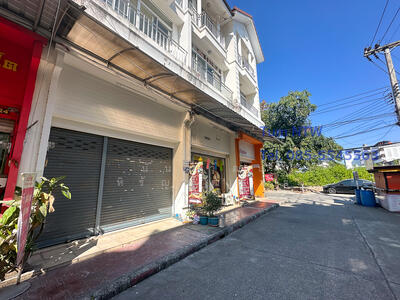 ขาย - ขายอาคารพาณิชย์ 3.5 ชั้น ในเมืองเชียงใหม่ ติดตลาดศิริวัฒนา (กาดธานินทร์), เชียงใหม่