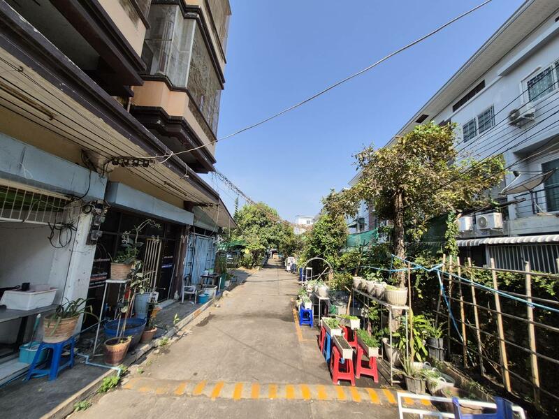 For Sale - ที่ดิน พร้อมสิ่งปลูกสร้างอพาทเม้น หอพัก และธุรกิจ ขนาด 337.2ตร.วา, Nakhon Sawan