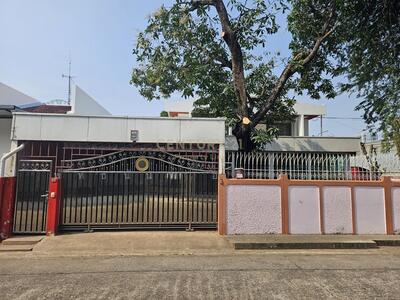 ขาย - บ้านเดี่ยวสภาพดี พร้อมเข้าอยู่ ตั้งอยู่ห่างจากปากซอยสุขุมวิท 64 เพียง 500 เมตร, กรุงเทพ