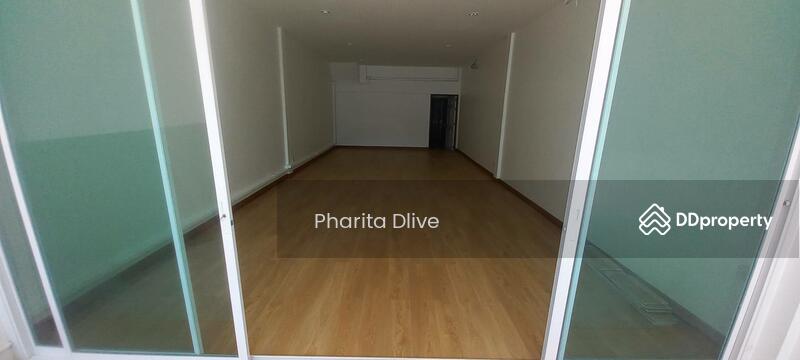 For Sale - Newly renovated townhouse for sale , near chiangmai airport 2 m ., Chiang Mai