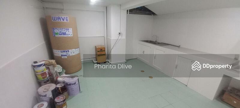 For Sale - Newly renovated townhouse for sale , near chiangmai airport 2 m ., Chiang Mai