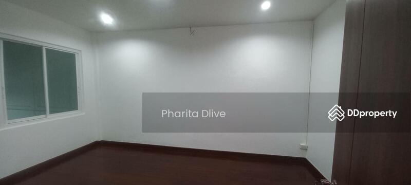 For Sale - Newly renovated townhouse for sale , near chiangmai airport 2 m ., Chiang Mai