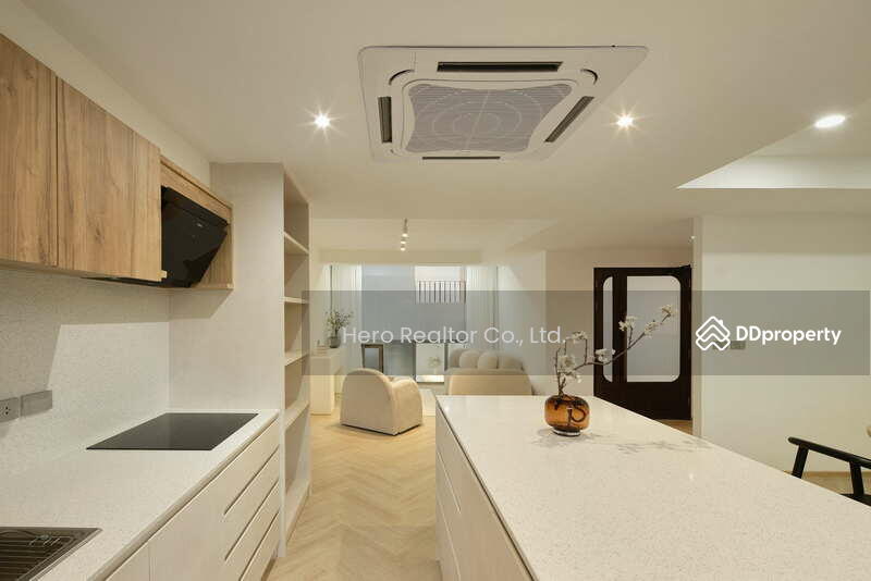 For Rent - Bangkok Home Office Ratchadaphisek BTS Ratchayothin MRT Lat Phrao BRE23693, Bangkok