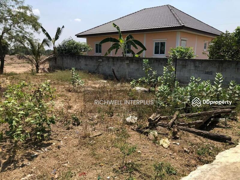 For Sale - House for sale with long plot of land, area 300 sq m, on a concrete road, near Bang Bo Market 3 km., Chachoengsao