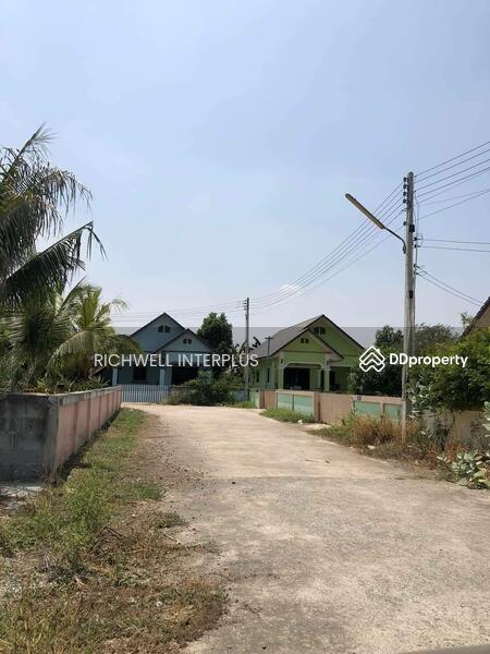 For Sale - House for sale with long plot of land, area 300 sq m, on a concrete road, near Bang Bo Market 3 km., Chachoengsao