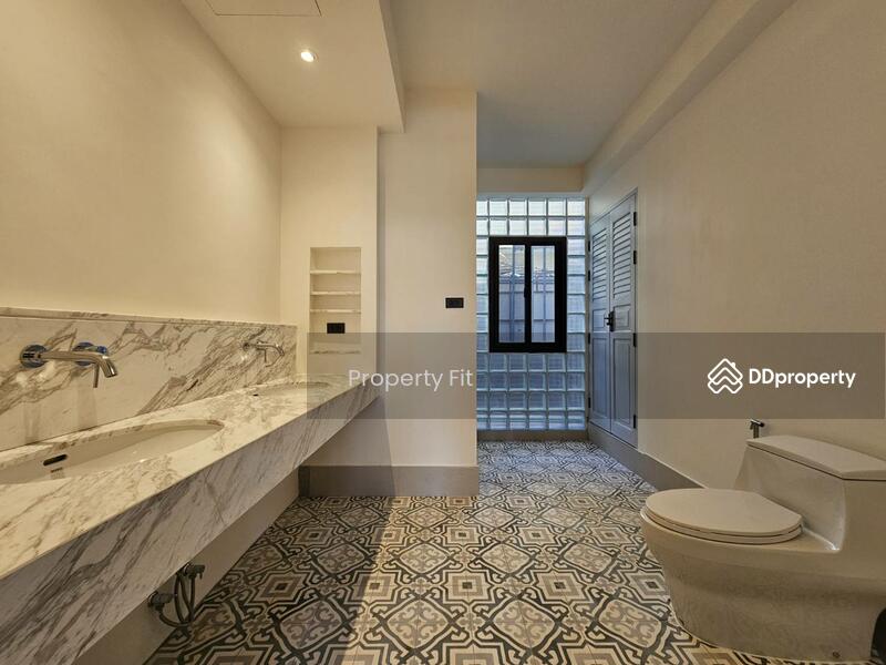 For Rent - Newly renovated 3.5-Storey townhome, Bangkok