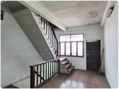 ขาย - ขาย อาคารพาณิชย์ 3 ชั้น 4 ห้องนอน ซ.สาธุประดิษฐ์ 5 จอดรถหน้าบ้านได้, กรุงเทพ