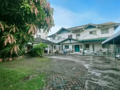 ขาย - Two houses with land in the royal estate area., กรุงเทพ